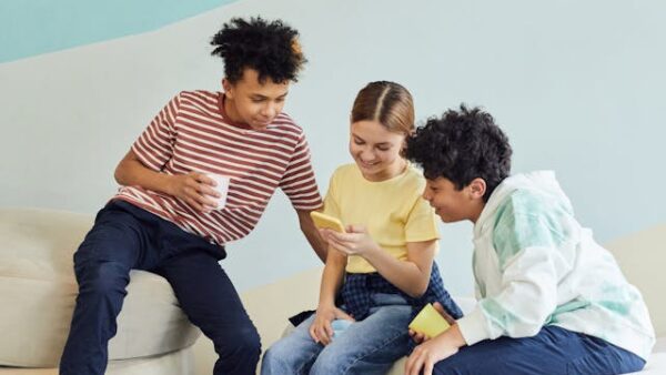 Drie kinderen samen kijken in de telefoon - Social Kids