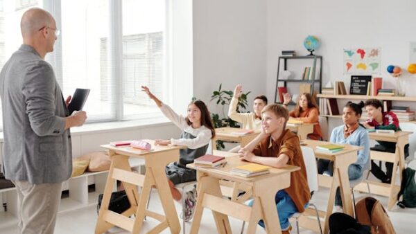 Leraar en leerlingen tijdens de bijles in de klas