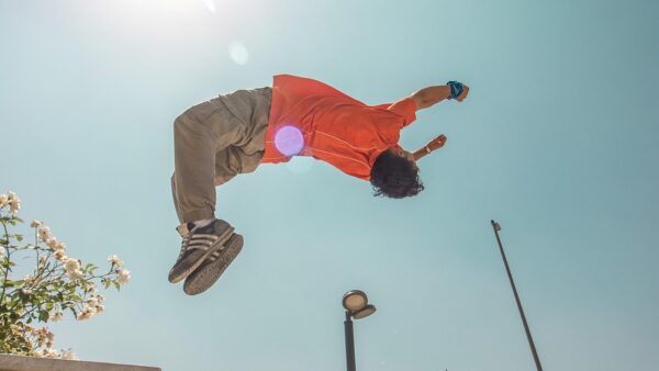 Jongen aan het freerunnen